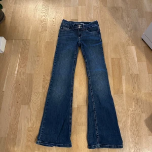 Low waist bootcut stitch jeans från Nelly - Jättefina jeans i storlek 32 från Nelly som har använts och tvättats ett par gånger men fortfarande är i underbart skick 💗Jeansen säljs då de inte passar längre💗🌸