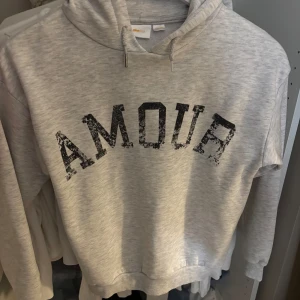 Gian tricot hoodie - Fin slutsåld hoodie med texten Amour💕