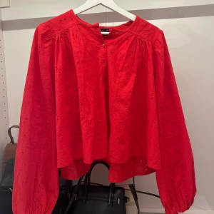 röd långärmad blus - Säljer denna blusen från gina tricot som inte är använd❤️