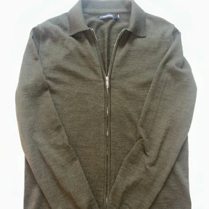 J.Lindeberg zip - Säljer en riktigt snygg och skön Zip från J.lindeberg i materialet merinoull. Den är riktigt skön och passar till väldigt mycket. Skicket är väldigt bra (inga defekter). Nypris på denna ligger runt 2000, mitt pris 400. Hör av vid frågor och funderingar🙌