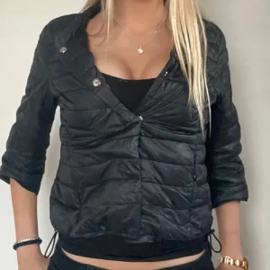 Svart Herno liknade jacka  - FÖLJ FÖR FLER LIKNANDE!!💕 Herno liknande jacka med trekvartsärm och knappar. Perfekt nu i höst! Storlek M men passar en S bättre inga defekter! Tryck köp nu! TK-0015