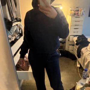 Mörkblå hoodie med huva - Hela settet för 400kr annars kostar det cirka 700kr nytt  byxorna xs och hoodien s båda ifrån Gina tricot 