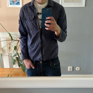 Stone Island overshirt - Fet overshirt Skick 8,5/10 använd sparsamt 100% Autentisk godkänd av certilogo Killen på bilden är 173 cm