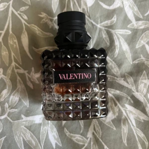 Valentino parfym - Säljer min valentino parfym. Jag har använt lite mindre än halva sen tröttande jag på den! Det är Valentino born in Roma intense. Jag blir jätte glad om någon vill köpa den då den bara blir ståendes hemma. Ja sätter ett pris men sen kan man kontakta mig om prisförslag! Nypris 1100kr