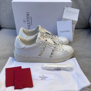 Valentino skor  - Hej! Säljer nu dessa sjukt snygga valentino skor. Skorna är i toppskick! Har begränsat antal boxar och dustbag. Kvitto medföljer till skorna! Hör av dig vid frågor 