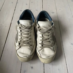 Golden goose skor - Golden goose med blå häl. Storlek 40. Synliga defekter där av priset. Inget og medföljer vid köp. Kom med prisförslag! Hör av er vid minsta fundering!