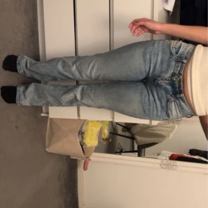 Ljusblå bootcut jeans - Säljer ett par ljusblå jeans med bootcut-modell . Jeansen är tillverkade i ett mjukt denimtyg som sitter snyggt över höfterna och låren. 