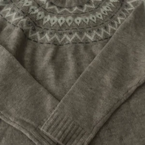 Stickad varm tröja perfekt i höst & vintertider - Stickad fin tröja med mönster upptill, perfekt värmande nu  i höst.