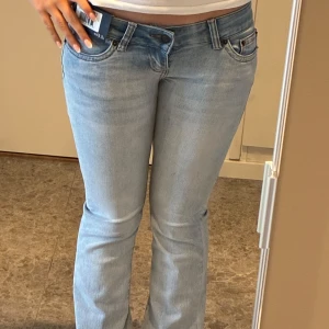 Ljusblå bootcut jeans G Rise Gena - Säljer ett par ljusblå G Rise Gena jeans med bootcut passform. Jeansen har klassiska fem fickor, snygga sömmar och är tillverkade i mjukt denimtyg. Perfekta för dig som gillar en avslappnad men trendig look. I storlek S Short 77cm innerbenslängd! 💕Aldrig använda med lapp kvar!
