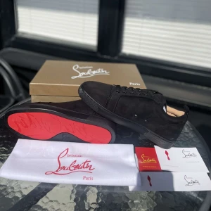 Christian louboutins  - Säljer ett par helt nya och oanvända Christian Louboutin i storlek 42  Färgen är svart med den ikoniska röda sulan.  Levereras med originalkartong och dustbag ✔ Perfekt skick – aldrig provade utomhus  Nypris: [8300kr] Mitt pris: [2200]  Kan skickas spårbart eller hämtas ifrån (västerås). För fler bilder eller frågor – skriv gärna!