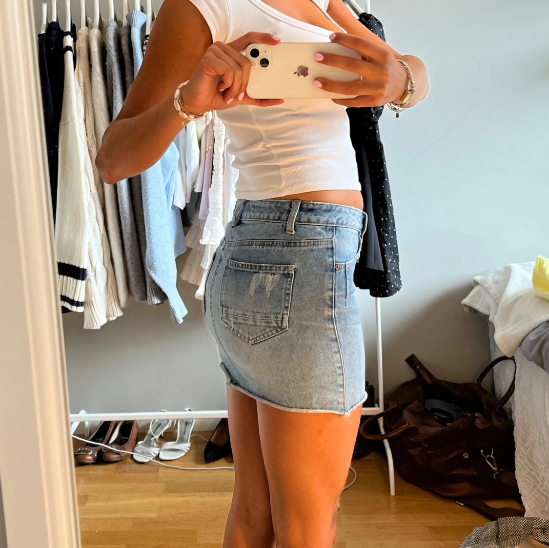 Ljusblå jeanskjol med rå kant - 1