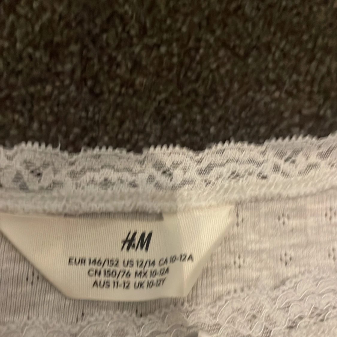Ljusgrå långärmad topp med spets H&M - 1