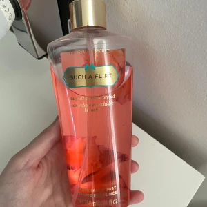 Victoria's Secret Such A Flirt mist - Fräsch och fruktig body mist från Victoria's Secret i doften Such A Flirt. Kommer i en genomskinlig plastflaska med guldigt spraylock och rosa vätska. Rymmer 250 ml. Mer än hälften kvar, 