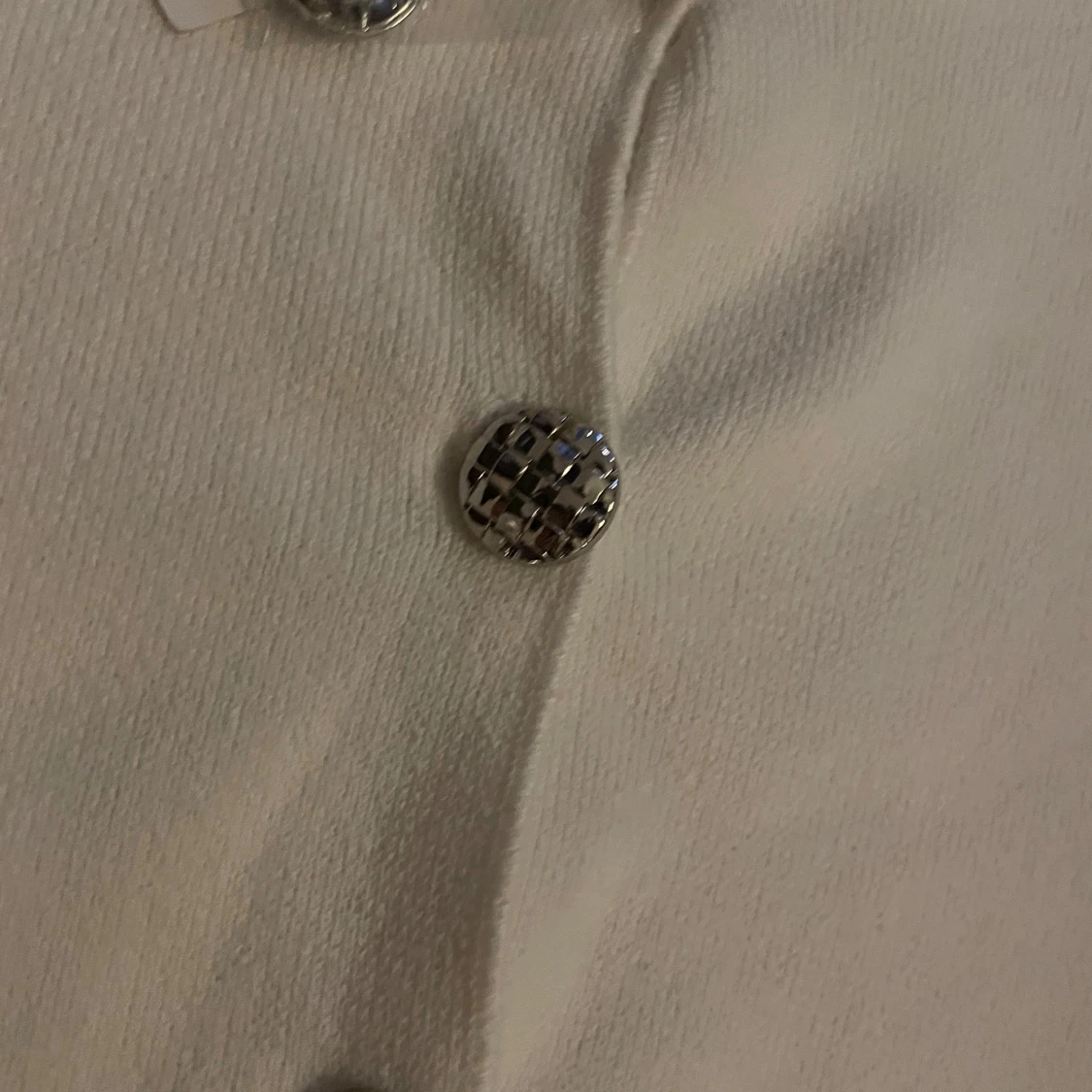 Vit kortärmad topp med silvriga knappar - 1