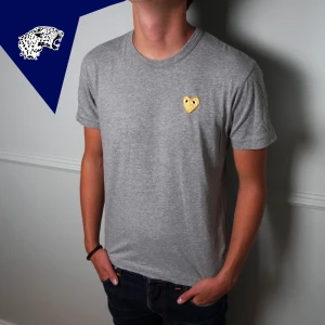 CDG T-SHIRT - Riktigt snygg T-shirt från Comme des Garçons | Skick: 8.5/10 | Strl: Passar Xs | Modellen är 180cm | Hör av dig om du undrar någonting!