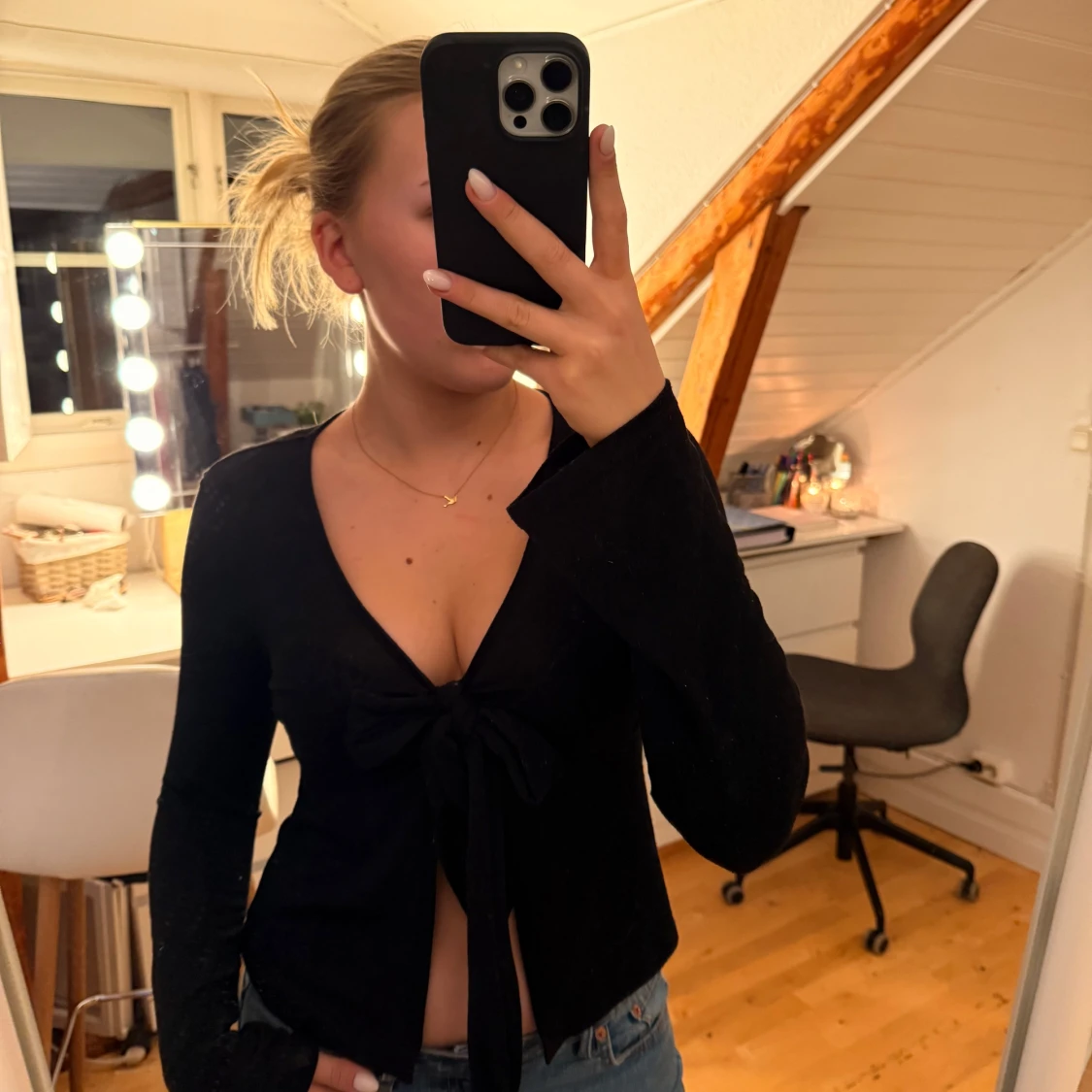 Svart omlottopp med rosett Gina Tricot