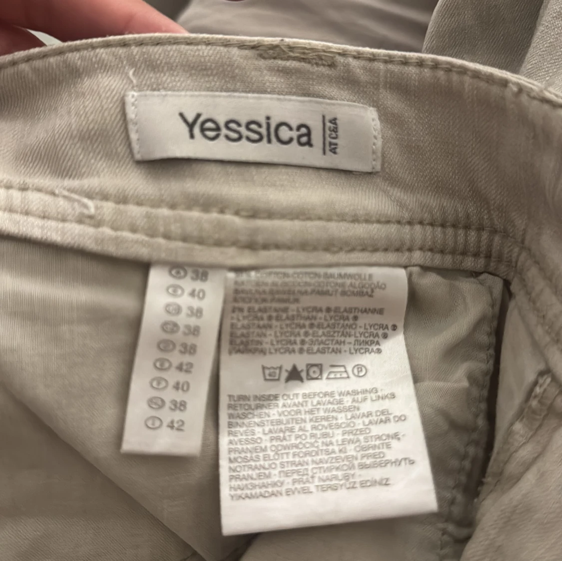 Beiga bootcut byxor från Yessica - 2