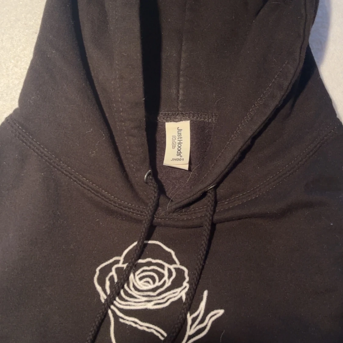 Svart hoodie med ros från Just Hoods - 3