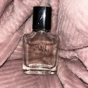 Zara Violet Blossom parfym - Zara Violet Blossom parfym från Night Collection. Flaskan är transparent med en svart, glansig kork och har en stilren, fyrkantig form. Doften är blommig och elegant, perfekt för dig som gillar en modern och feminin touch.