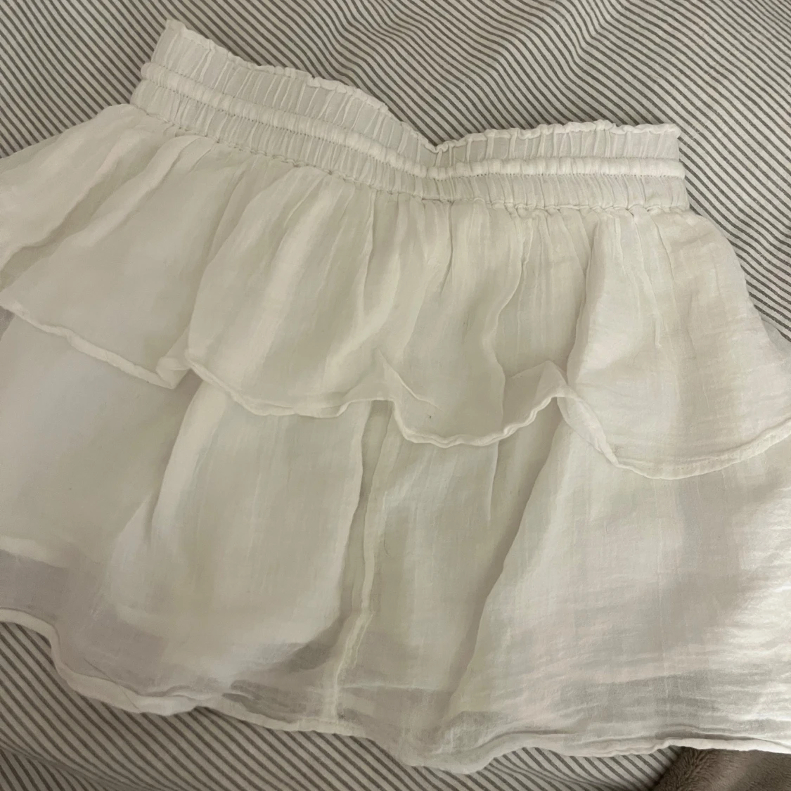 Vit volangkjol med snörning - 1