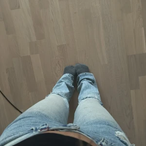 True Religion ljusblå jeans med raka ben - Säljer ett par ljusblå jeans från True Religion med klassisk patch bak och snygga detaljer på bakfickorna. Jeansen har raka ben, låg midja och hål. Knappast använda modelle Becca!! 