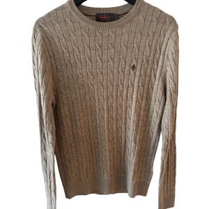 MORRIS KABELSTICKAD TRÖJA  - Morris kabelstickad tröja - Storlek S - 100% merinoull - Mycket fint skick - hör av er vid minsta fundering // Deluxecloset 