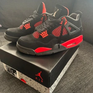  Jordan 4 Red thunder - Säljer nu mina jordans då jag kollar på ett par nya skor och dessa inte använts så mycket. Fint skick, nypris ca 5000.