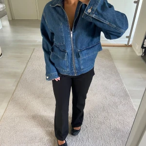 Blå jeansjacka med dragkedja - Säljer en snygg blå jeansjacka med klassisk krage och dragkedja framtill. Stora fickor både inne och utanpå. Inte fått mycket användning av den så den är fortfarande i gott skick! 💕köpt för 399kr