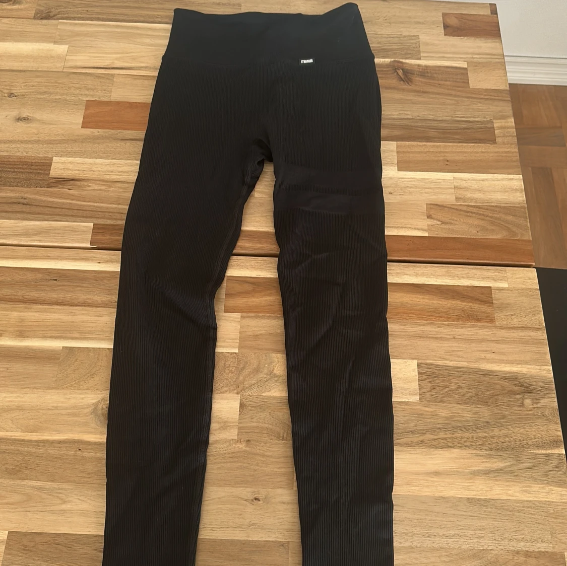 Svarta ribbade leggings från Stronger