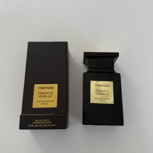 Tom Ford Tobacco Vanille EDP 100ml - Lyxig parfym från Tom Ford, Tobacco Vanille, Eau de Parfum 100 ml. Flaskan är svart med guldiga detaljer och har en stilren. ALDRIG ANVÄND. Endast öppnad för bilder, kan inte mycket om parfymer så lägger den på de priset jag värderar den på, om du kan mer om parfymer kan vi diskutera pris.