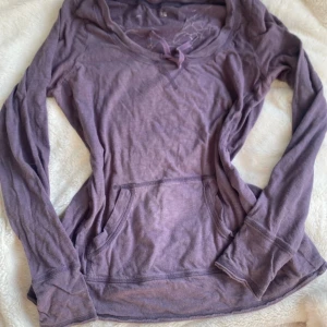 Yk2 tröja😻 - Lila hoodie i mjuk bomull med långa ärmar, magficka och snörning vid halsen. Perfekt för dig som gillar stilen yk2 😻