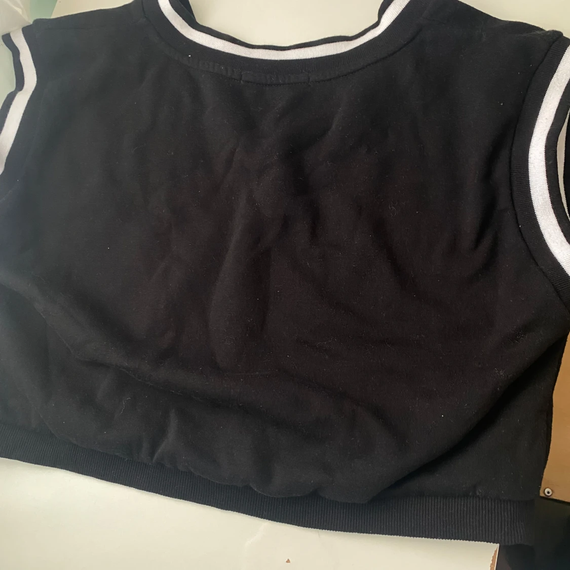 Svart croppad linnetopp med NY-detalj - 1