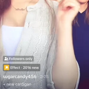 Ljusgrå kofta från Vero Moda 3/4 ärmar! - Supersöt ljusgrå kofta från Vero Moda med snyggt stickat mönster och stora knappar framtill. Koftan har lite utsvängda ärmar och rund halsringning. Perfekt att slänga över en topp för en chill och stilren look.3/4-ärmar!