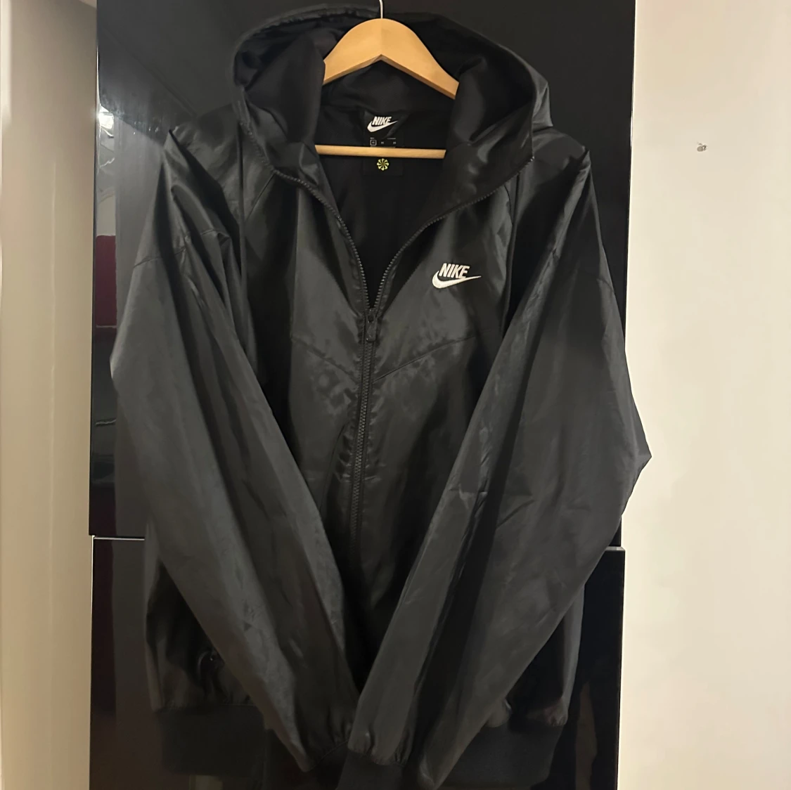 Svart vindjacka från Nike med huva