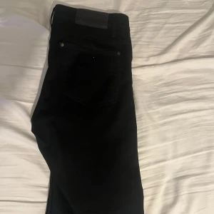 Tiger Of Sweden jeans - Säljer ett par svarta, stilrena Tiger of Sweden jeans som är i storlek 31/34