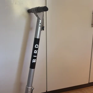 Svart, grå bird air elskoter - En perfekt fungerande elskoter, som går i 25 km i timmen. Broms och gas funkar perfekt. Detta är en perfekt elskoter för barn eftersom de är väldigt lätt att gasa och att bromsa, men stödet har dock gått sönder och är av.