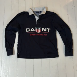 Mörkblå pikétröja från Gant - En pikétröja från gant i bra skick! Den har använts ett flertal gånger. Fråga gärna om du undrar något😊(storleken motsvarar S/XS)