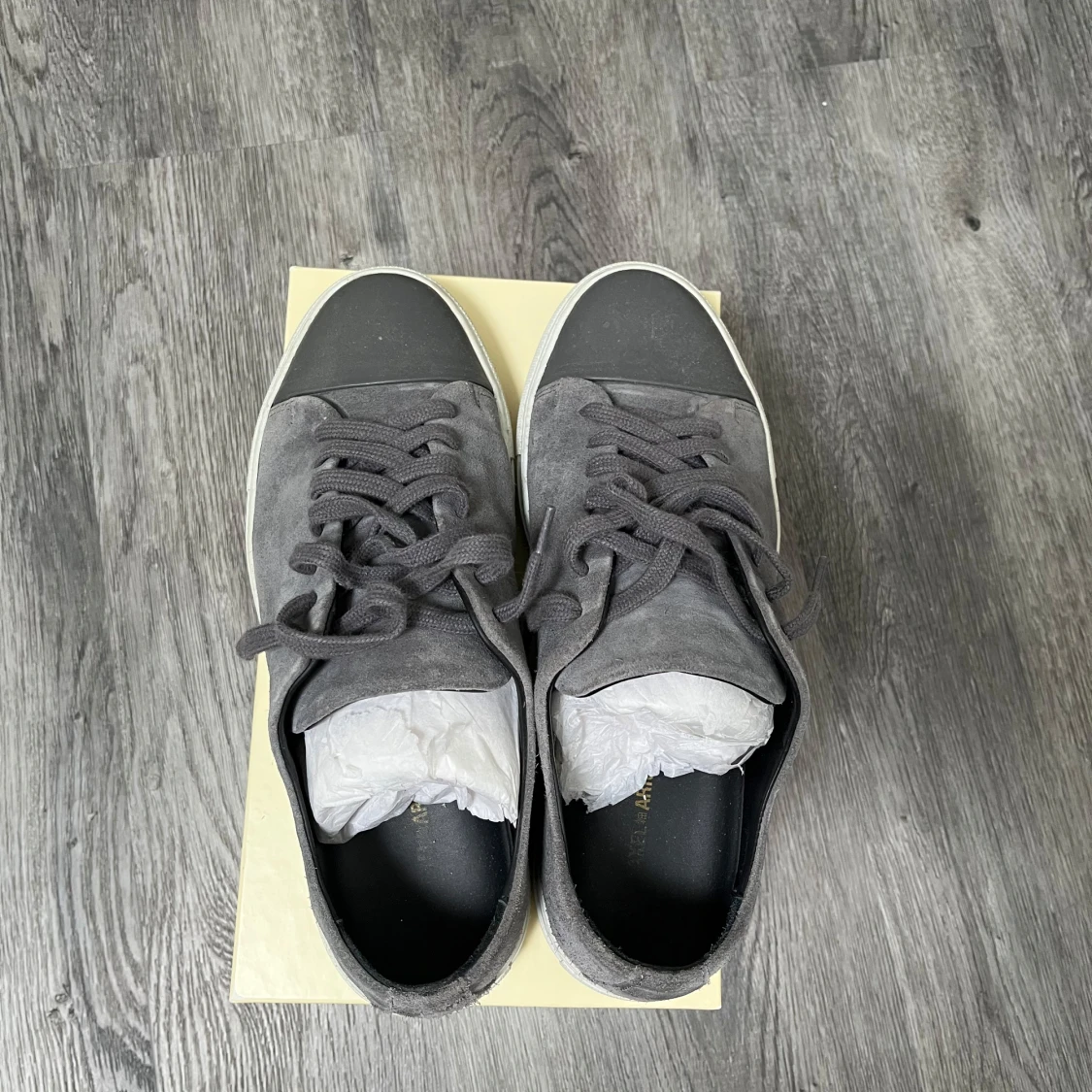 Grå sneakers från Axel Arigato mocka - 1