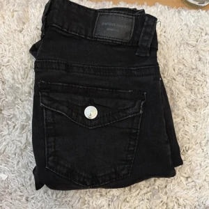 svarta perfect jeans från gina tricot - säljer snygga svarta jeans från gina lagt upp igen föe gratis frakt!