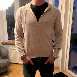 Sällsynt Gran sasso Kashmir zip - Säljer just nu denna otroligt snygga och sällsynta Kashmir zippen från Gran Sasso i nyskick. Inga tecken på användning och inga skador eller liknande!🤩Föest till kvarn! Skick: 9/10 Nypris: 6499 Strlk:48