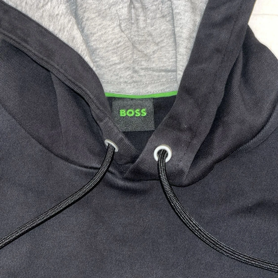 Svart hoodie från BOSS med broderad logga