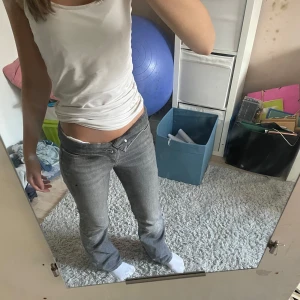 Gråa bootcut jeans - Säljer mina gråa jeans från only, dom är i storlek S/30, det är jätte skönt material på dem och dem passar till allting, säljer då dom inte kommer till användning längre💓💓