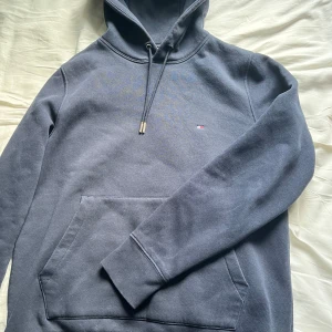 Tommy Hilfiger hoodie - Tommy Hilfiger hoodie som säljs då den aldrig används. Använd fåtal gånger. Skriv vid frågor. Nypris 1800. Mitt pris 600. Pris går att diskutera vid snabb affär!