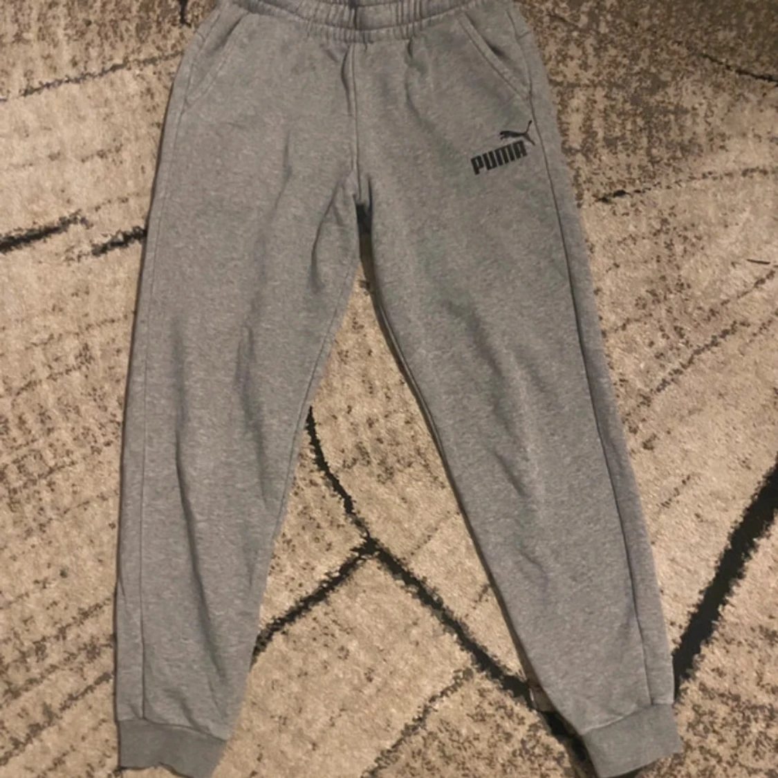Grå mjukisbyxor från Puma