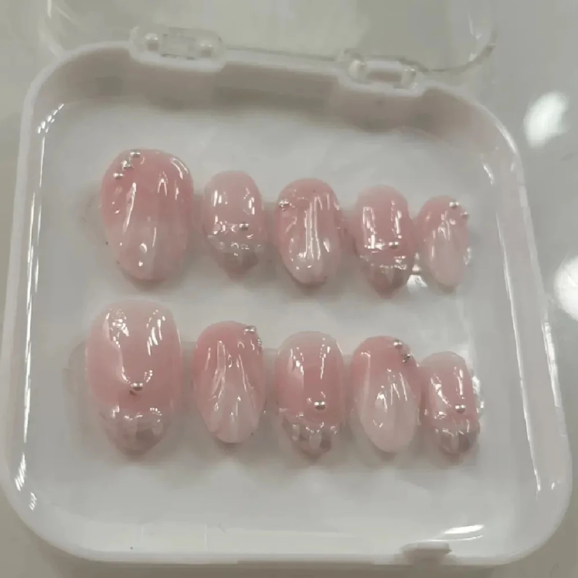 Rosa konstnaglar med pärldekor - 2