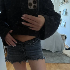 Jeans shorts - Svart/gråa jeans shorts från Zara i storlek 32, försmå för mig därför är de inte knäppta på bilden!