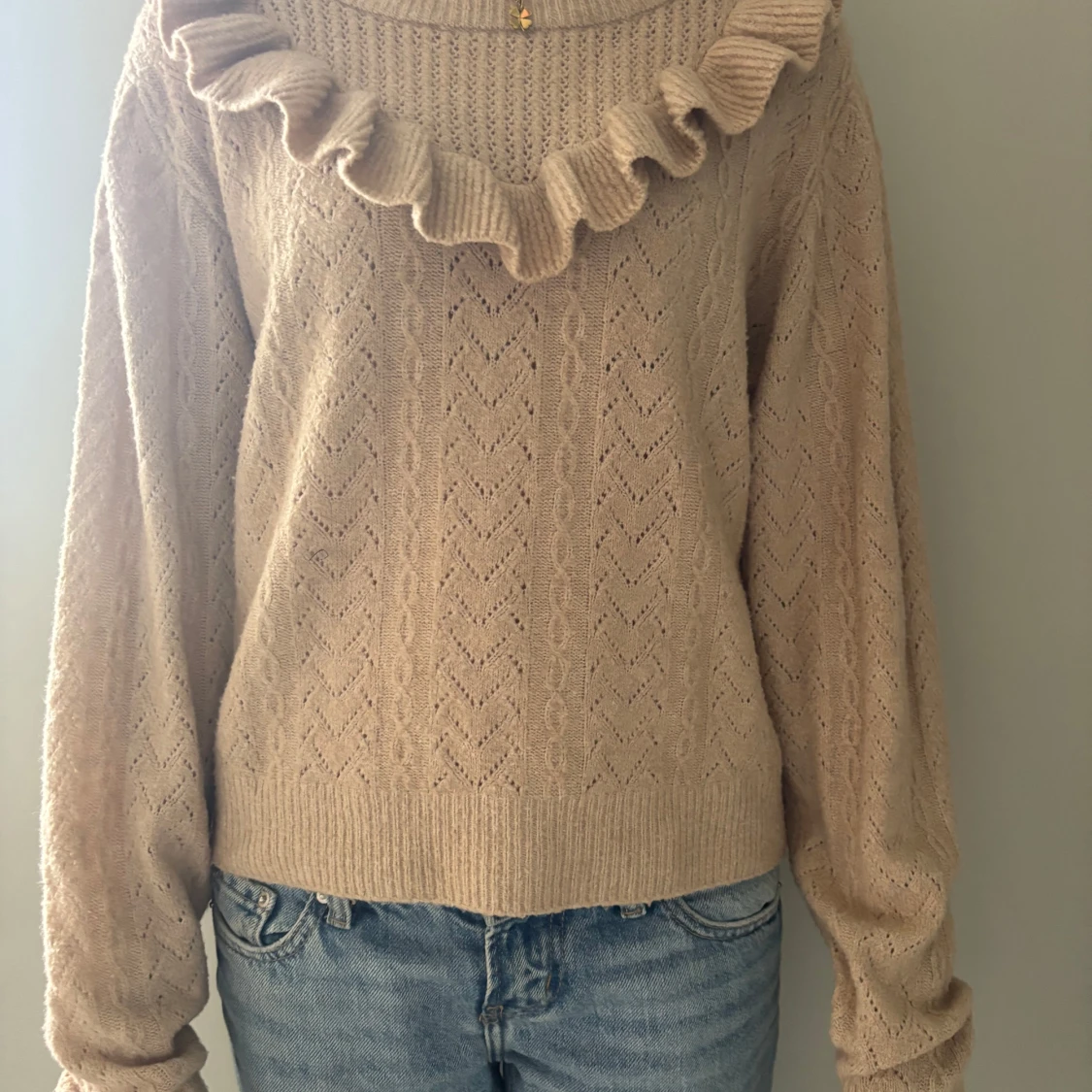 Beige stickad tröja med volang - 2