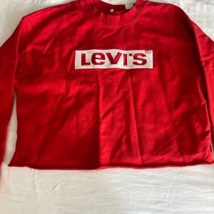 Röd Levi's sweatshirt XS -  Röd lite kortare sweatshirt från Levis med långa ärmar