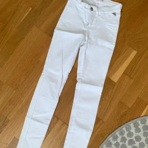 Vita skinny jeans  - Snygga vita skinny jeans med klassisk femficksdesign. Knappt använda 