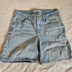 Midrise jeansshorts Hampton Republic - Snygga ljusblå jeansshorts från Hampton Republic. Klassisk passform, har dock blivit lite rynkiga i nederkanten, går förmodligen att fixa. 